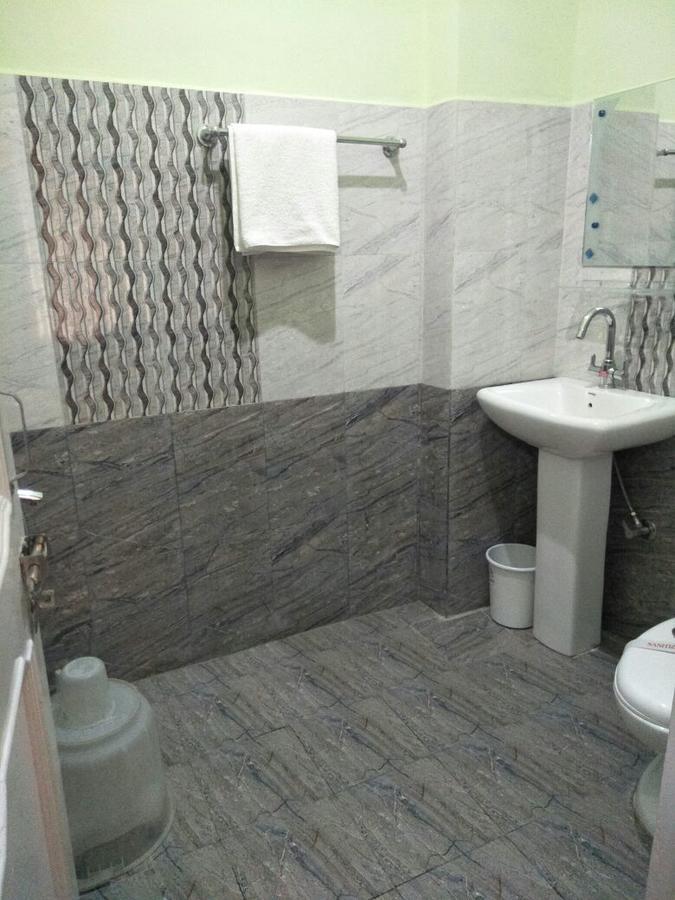 Hotel Mansarovar Banjār Extérieur photo