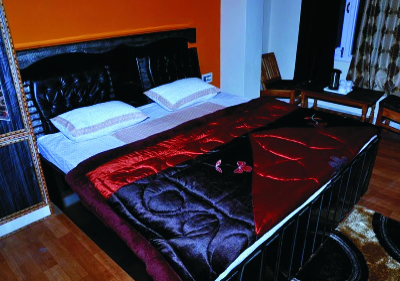 Hotel Mansarovar Banjār Extérieur photo
